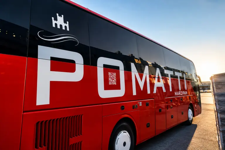 Оклейка автобуса фабрики Pomatti самоклеящейся плёнкой